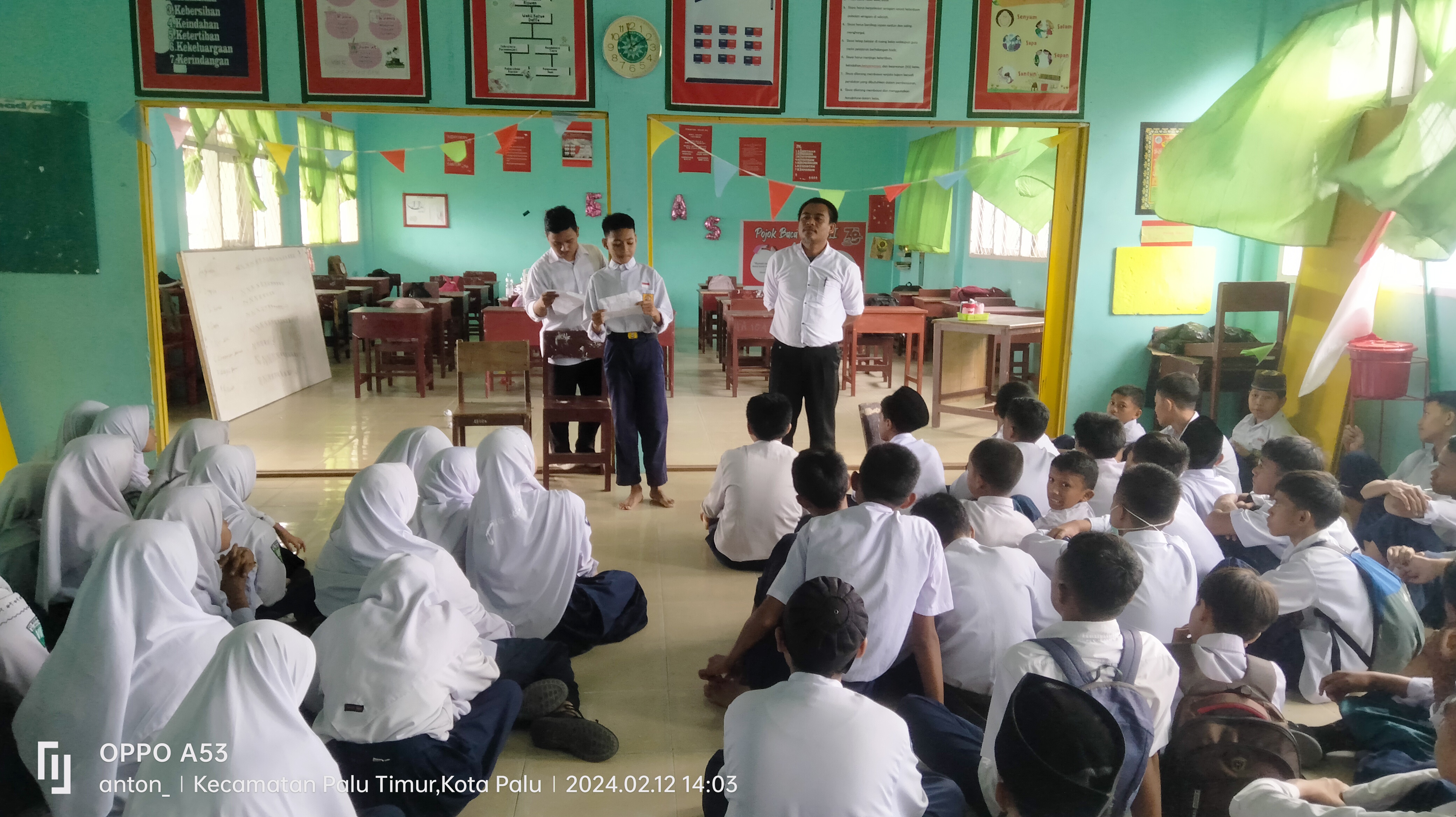 Ketua Umum PR IPM MTs Muhammadiyah Al Haq Palu Arya Taba memberikan pidato iftitah.